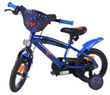 Buntes Kinderfahrrad in Blau mit Superman-Motiv und Stützrädern