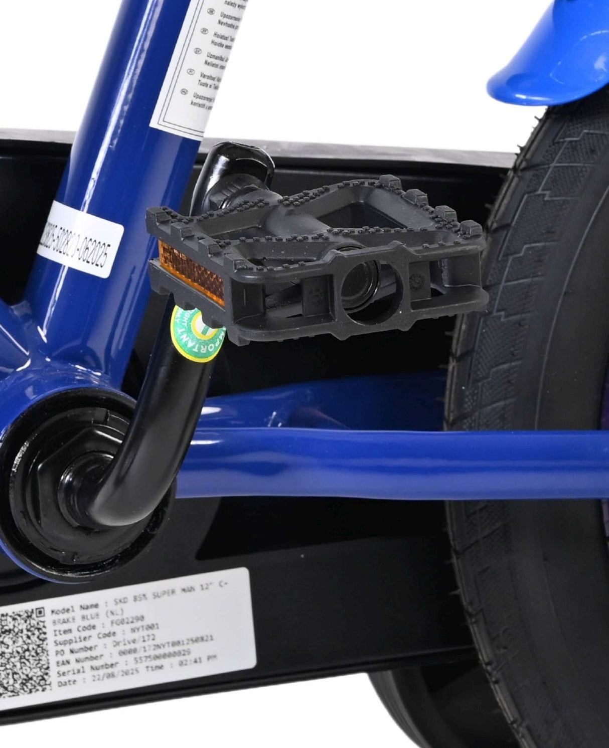 Schwarzes Pedal an blauer Fahrradkurbel mit reflektierendem Aufkleber