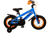 Blaues Kinderfahrrad mit orangefarbenen Akzenten und Stützrädern