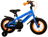 Blaues Kinderfahrrad mit orangefarbenen Akzenten und Stützrädern