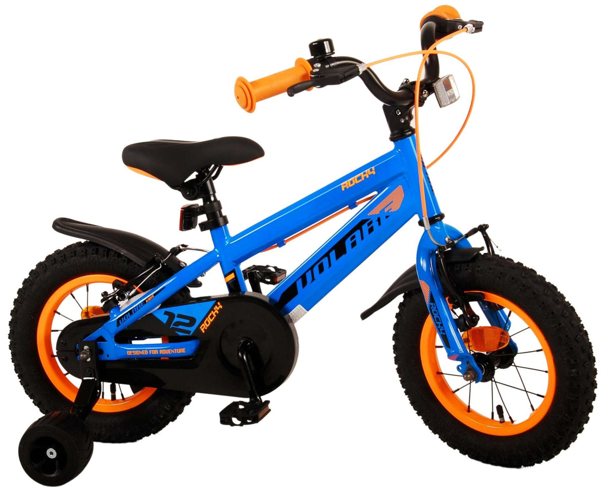 Blaues Kinderfahrrad mit orangefarbenen Griffen und Stützrädern