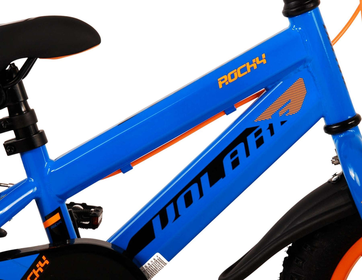 Blaues Kinderfahrrad mit orangefarbenen Akzenten und sportlichem Design