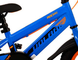 Blaues Kinderfahrrad mit orangefarbenen Akzenten und sportlichem Design