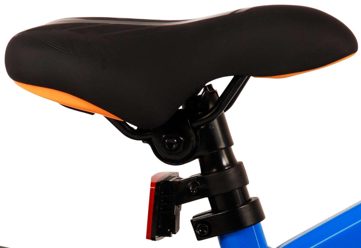 Schwarzer Fahrradsattel mit orangefarbener Unterseite und verstellbarem Halterungssystem