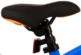 Schwarzer Fahrradsattel mit orangefarbener Unterseite und verstellbarem Halterungssystem