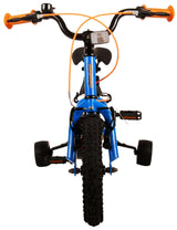 Blaues Kinderfahrrad mit orangefarbenen Griffen und Stützrädern