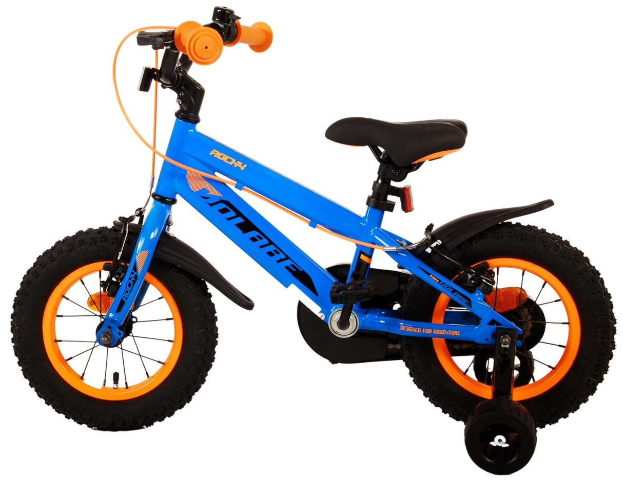 Blaues Kinderfahrrad mit orangefarbenen Akzenten und Stützrädern