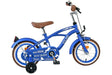 Blaues Kinderfahrrad mit braunem Sattel und Stützrädern