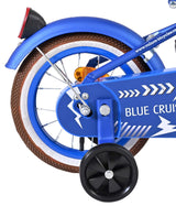 Blaues Kinderfahrrad mit braunem Reifen und reflektierendem Rücklicht