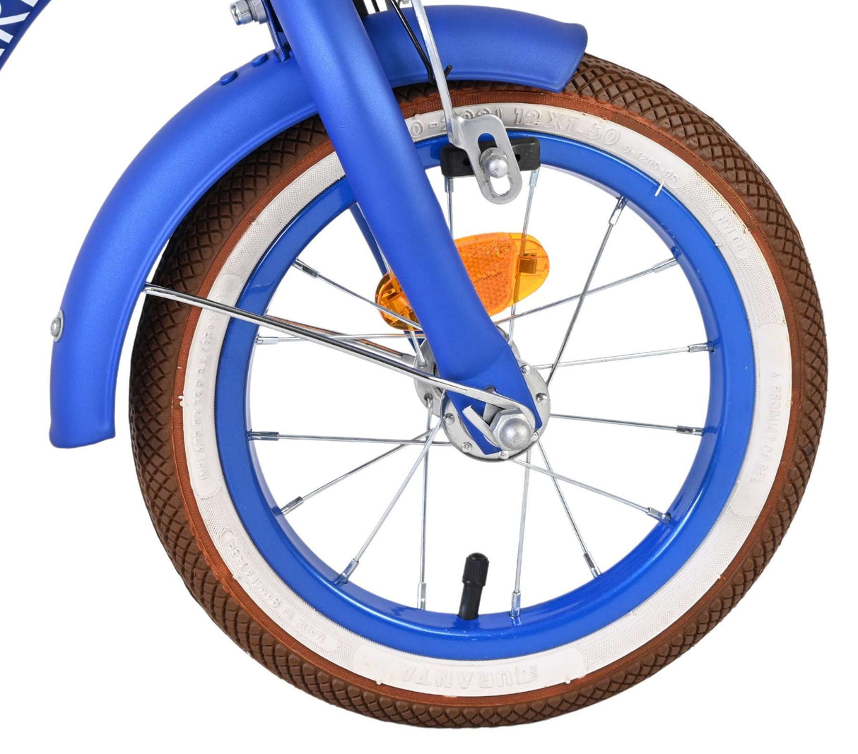 Blaues Fahrrad mit braunem Reifen und reflektierendem Rücklicht