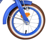 Blaues Fahrrad mit braunem Reifen und reflektierendem Rücklicht