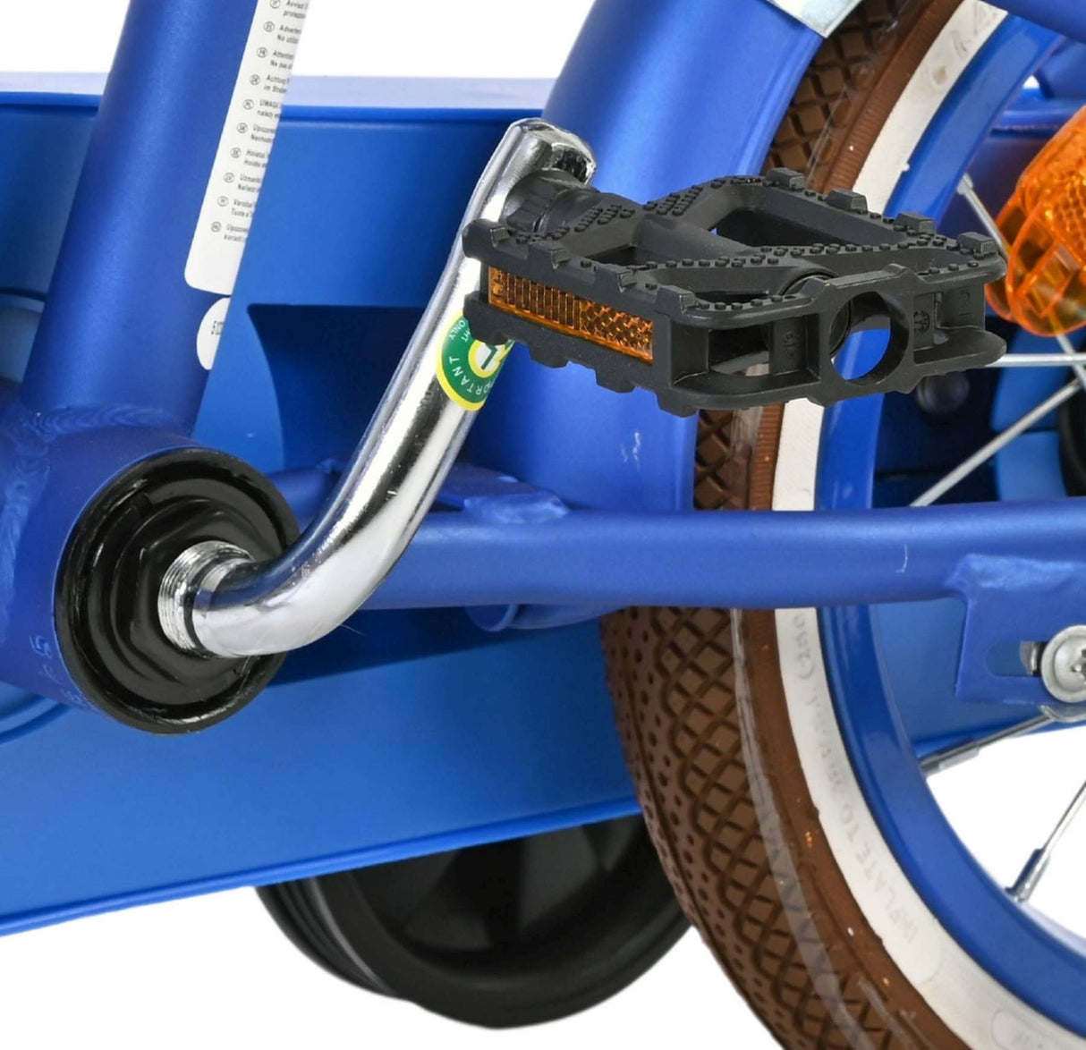 Blaue Fahrradpedale mit reflektierenden Elementen und braunem Reifen