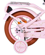 Rosa Fahrrad mit braunem Reifen und reflektierendem Rücklicht