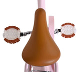 Rosa Kinderfahrrad mit braunem Sattel und weißen Griffen