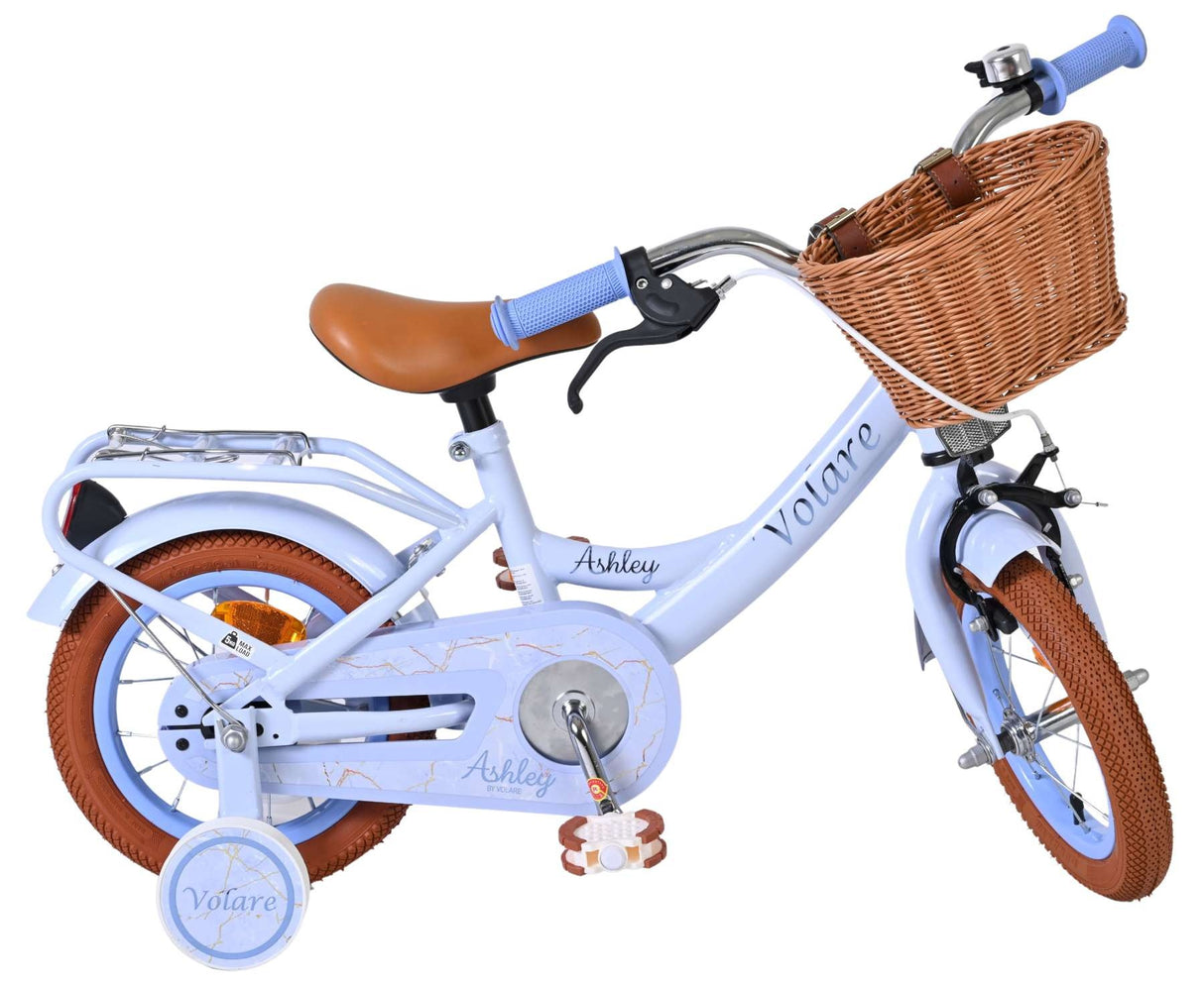 Blaues Kinderfahrrad mit Korb und braunen Reifen