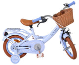 Blaues Kinderfahrrad mit Korb und braunen Reifen