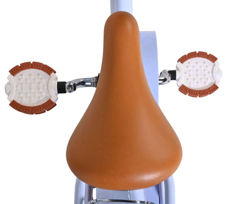 Braunes Fahrradsattel mit weißen Pedalen und rutschfester Oberfläche