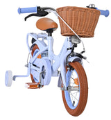 Blaues Kinderfahrrad mit Korb und braunen Reifen