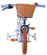 Kinderfahrrad mit Korb, blauen Griffen und braunen Reifen