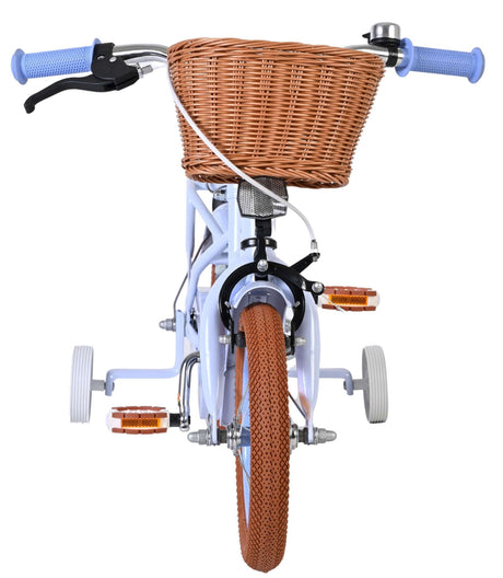 Kinderfahrrad mit Korb, blauen Griffen und braunen Reifen