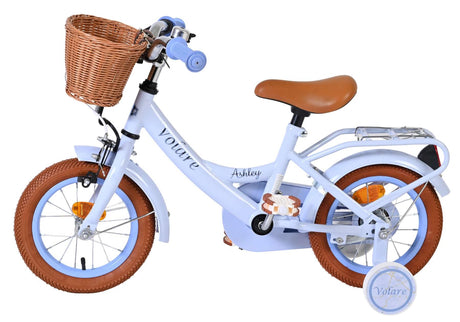 Blaues Kinderfahrrad mit Korb, braunen Reifen und gepolstertem Sattel