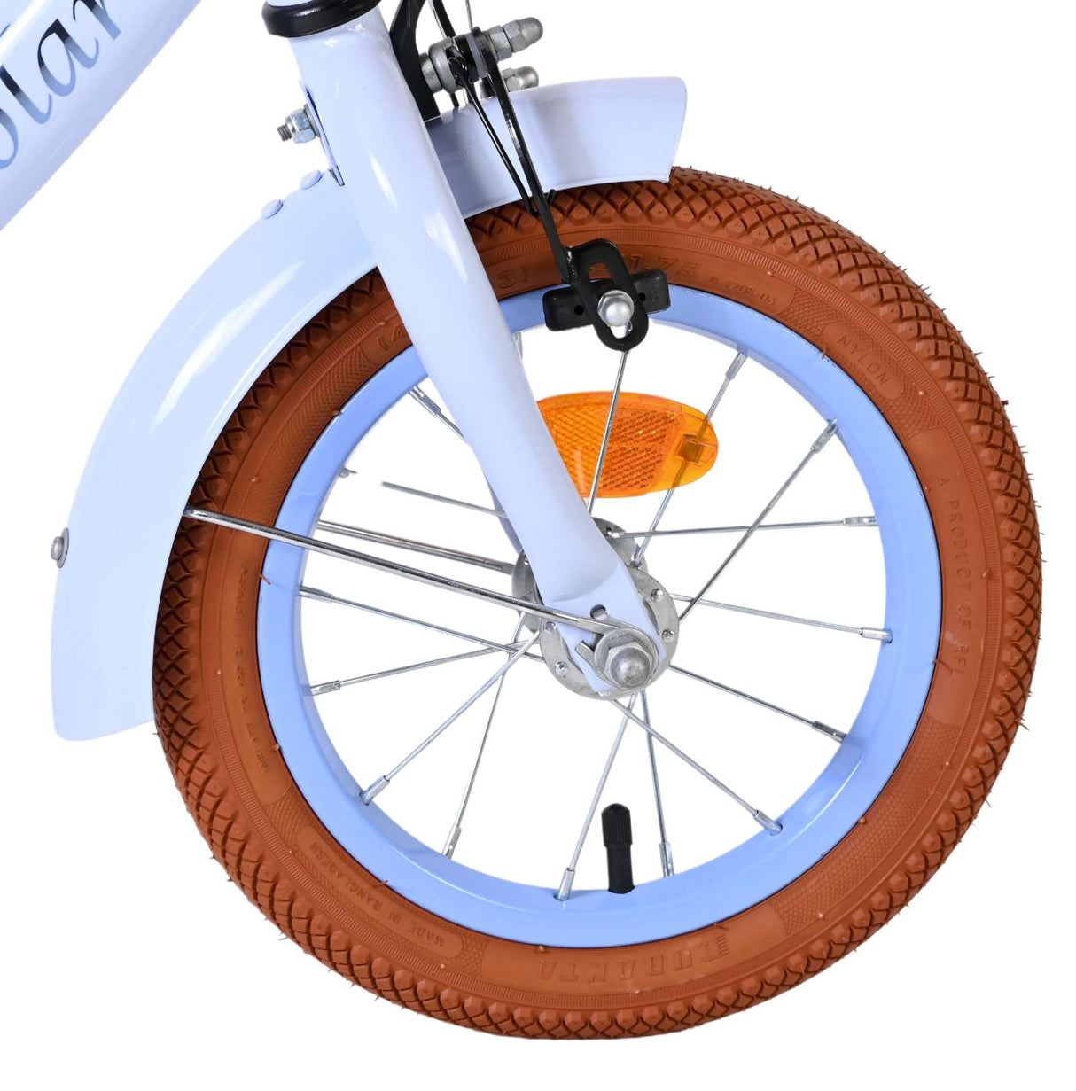 Vorderreifen eines Fahrrads mit braunem Reifen und blauer Felge