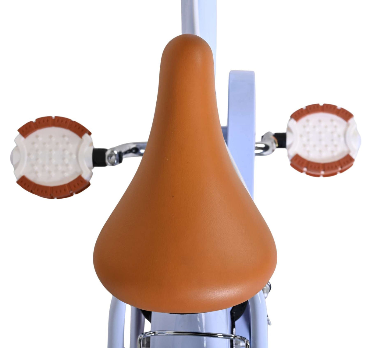 Braunes Fahrrad-Sattel mit weißen Griffen und blauer Rahmenfarbe