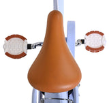 Braunes Fahrrad-Sattel mit weißen Griffen und blauer Rahmenfarbe