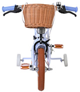 Weißes Kinderfahrrad mit Korb und orangefarbenen Reifen von vorne gesehen