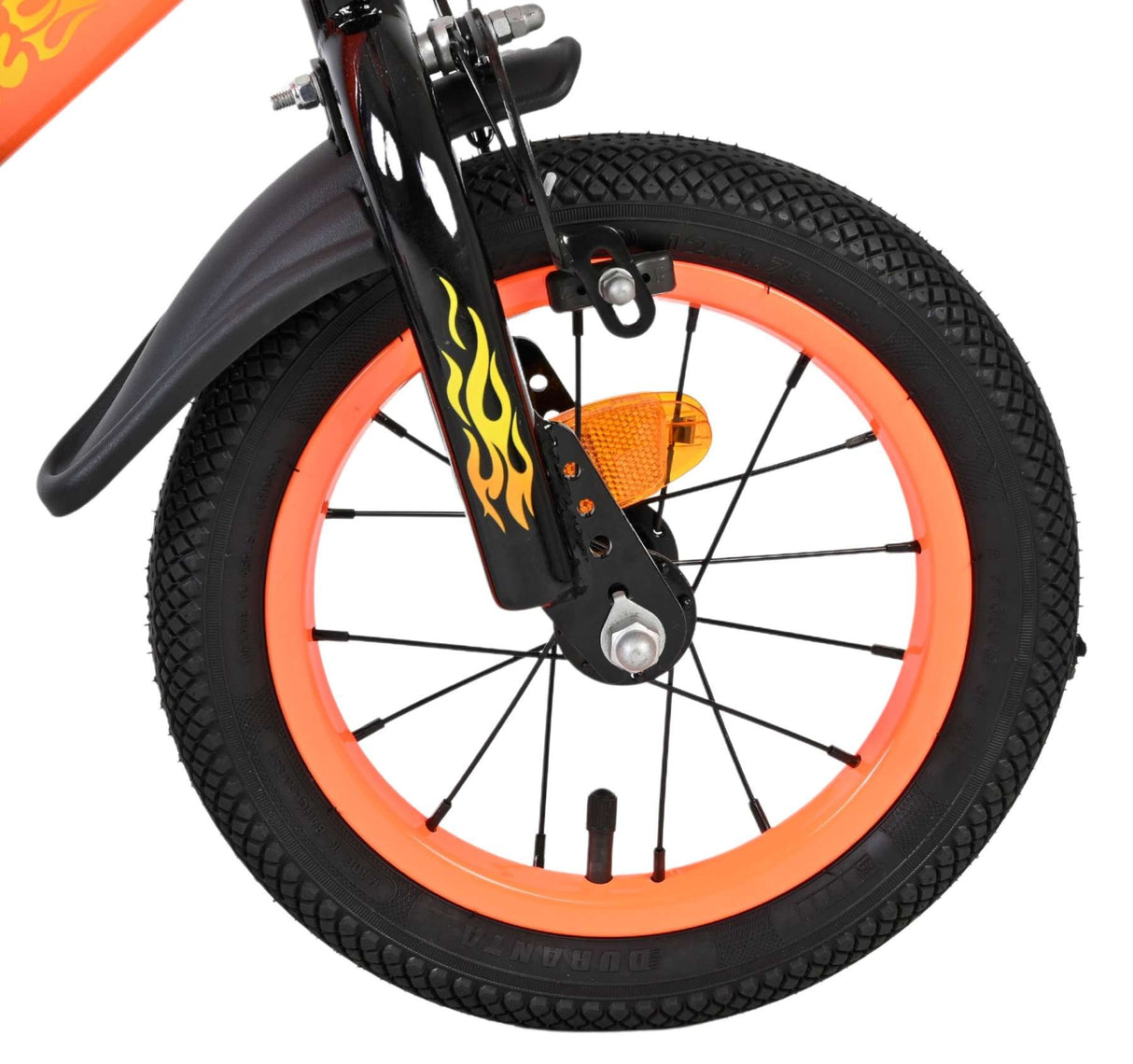 Vorderreifen eines Fahrrads mit orangefarbenem Felgenrand und Flammenmuster