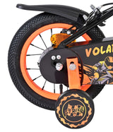 Hinterrad eines Fahrrads mit orangefarbener Felge und Schutzblech