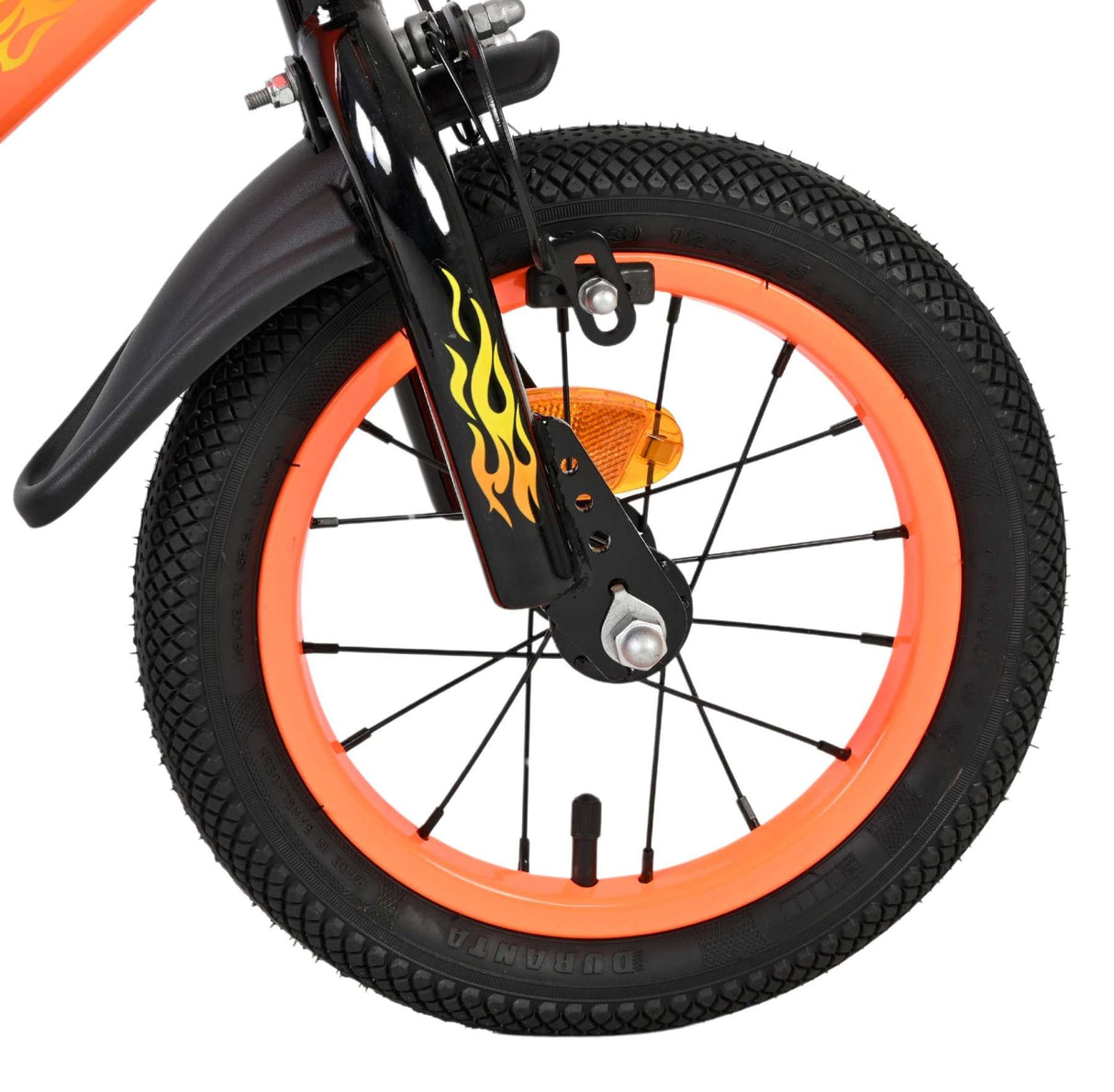 Vorderreifen eines Fahrrads mit orangefarbenem Felgenrand und Flammenmuster