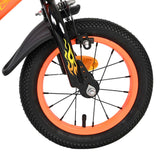 Vorderreifen eines Fahrrads mit orangefarbenem Felgenrand und Flammenmuster