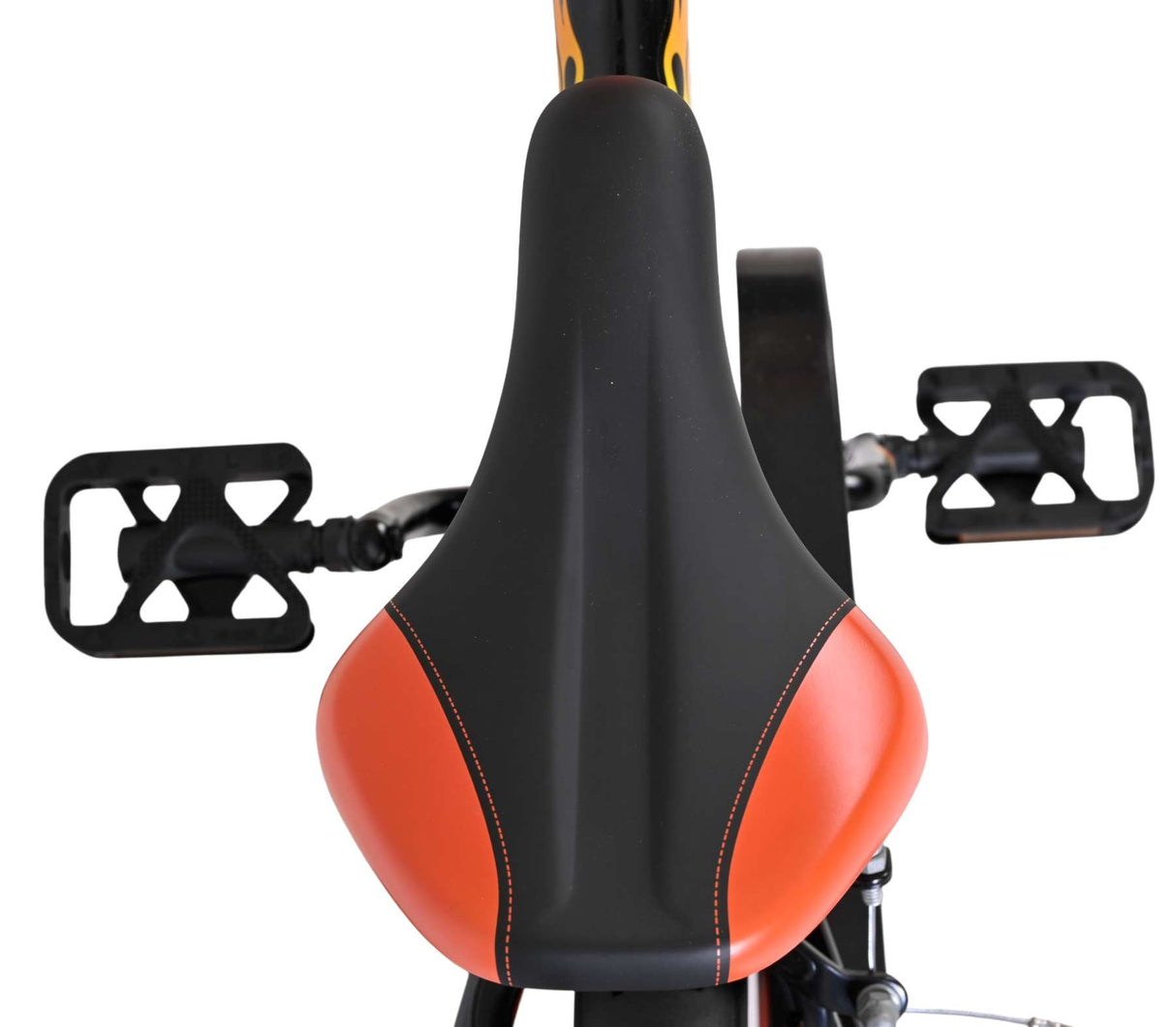 Schwarzer Fahrradsattel mit orangefarbenen Akzenten und seitlichen Pedalen