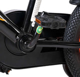 Schwarzes Fahrradpedal mit robustem Rahmen und Gummireifen