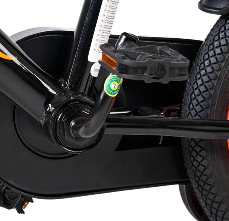 Schwarzes Fahrradpedal mit robustem Reifen und Antriebssystem