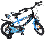 Schwarzes und blaues Kinderfahrrad mit Stützrädern und Trinkflasche