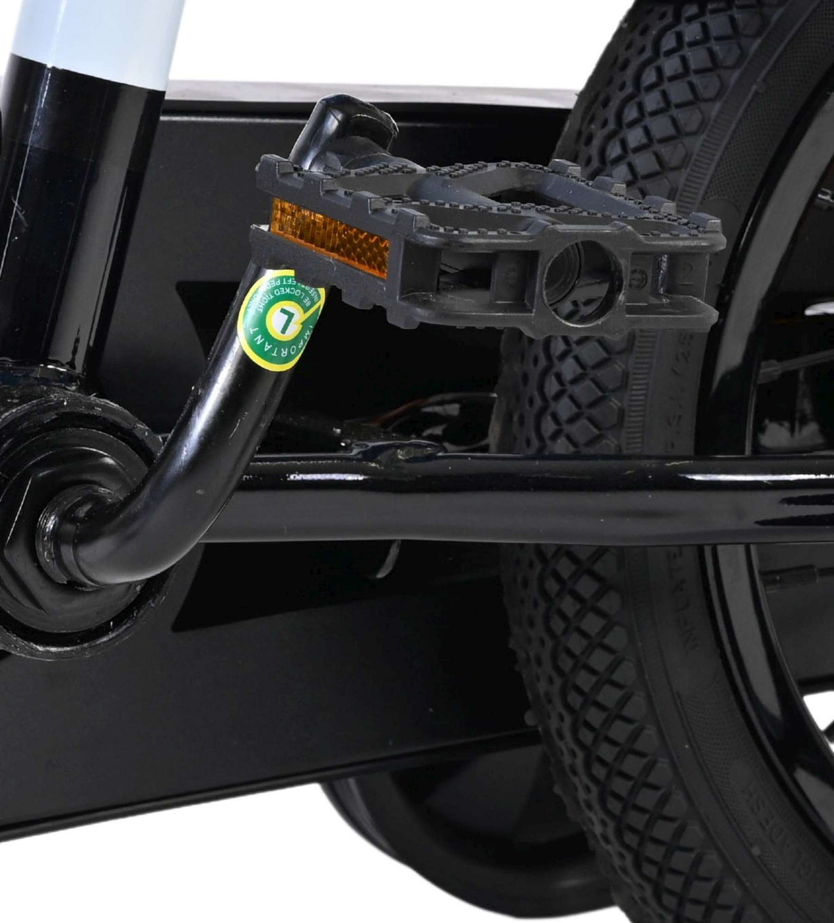 Schwarzes Pedal mit Reflektor an einem Fahrradrahmen