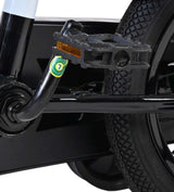 Schwarzes Pedal mit Reflektor an einem Fahrradrahmen
