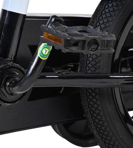 Schwarzes Pedal mit Reflektor an einem Fahrradrahmen