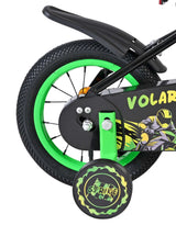 Hinterrad eines Fahrrads mit grünem Reifen und auffälligem Design