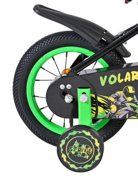 Hinterrad eines Fahrrads mit grünem Reifen und auffälligem Design