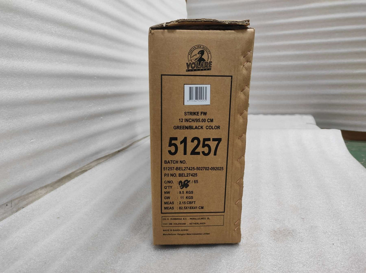 Braune Kartonverpackung mit Produktinformationen und grüner schwarzer Farbe