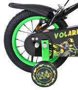 Grünes Kinderfahrrad mit stabilisierenden Rädern und sportlichem Design