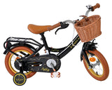 Schwarzes Kinderfahrrad mit Korb, braunen Reifen und Griffen