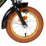 Vorderreifen eines Fahrrads mit braunem Gummi und goldener Felge