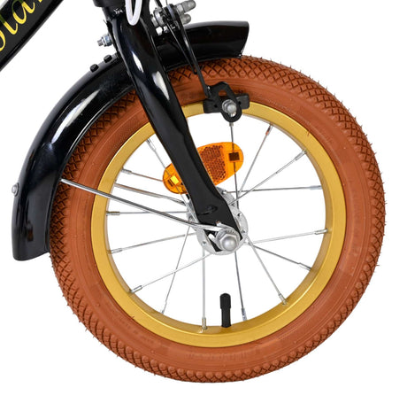 Vorderreifen eines Fahrrads mit braunem Gummi und goldener Felge