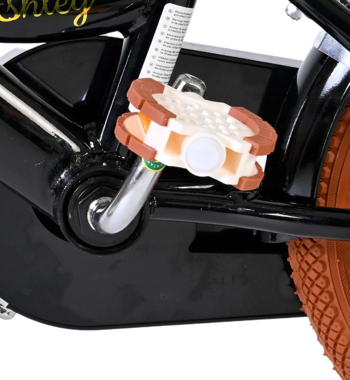 Pedal eines Fahrrads in Schwarz mit orangefarbenem Gummiüberzug