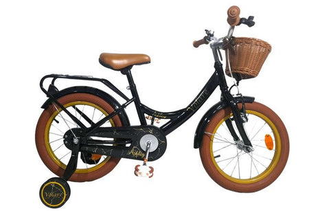 Schwarzes Kinderfahrrad mit Korb, braunem Sattel und stabilen Stützrädern