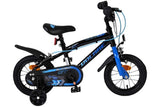 Schwarzes und blaues Kinderfahrrad mit Stützrädern und sportlichem Design